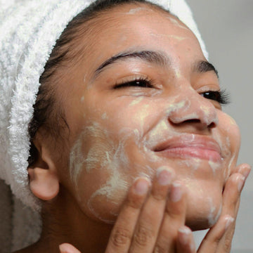This nourishing cream cleanser thoroughly removes all traces of makeup, sunscreen and pollutants, while leaving skin feeling calm, hydrated, and replenished – never stripped or tight.

Infused with skin-balancing Prebiotics and our Edelweiss Extrême® Double Defense Complex to support a healthy skin barrier and microbiome.